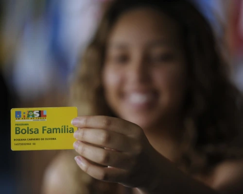 mulher com cartão do bolsa família